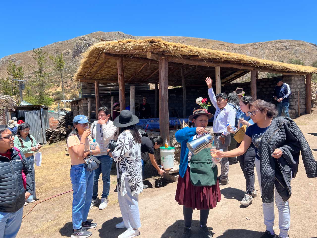 Mate-de-coca-al-inicio-del-trekking-a-Millpu