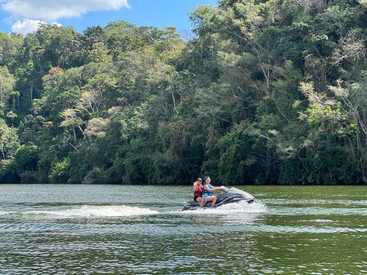 Moto-acuatica-en-la-laguna-azul