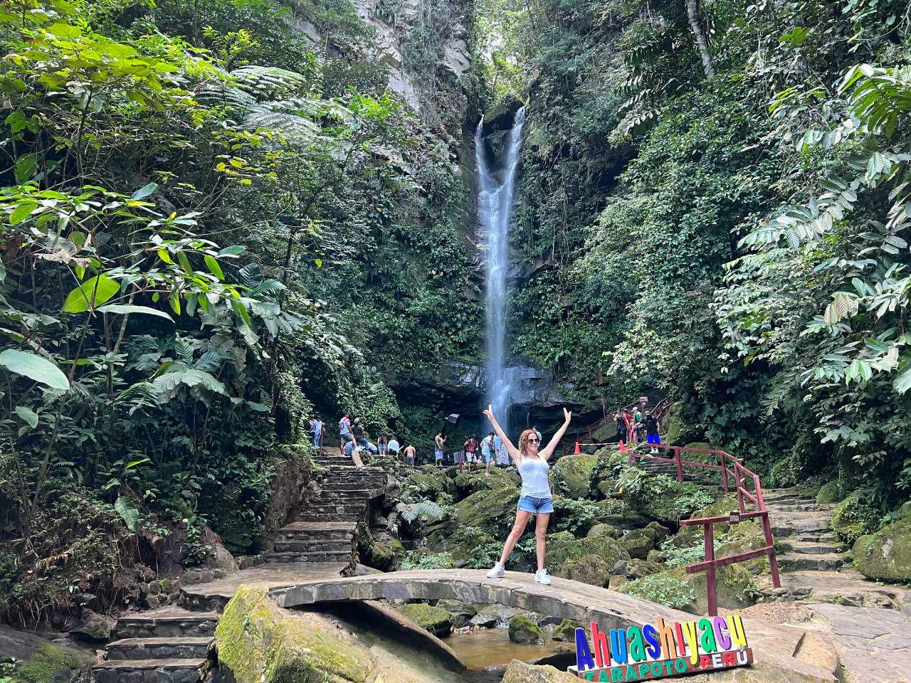 Turismo-en-la-catarata-de-ahuashiyacu
