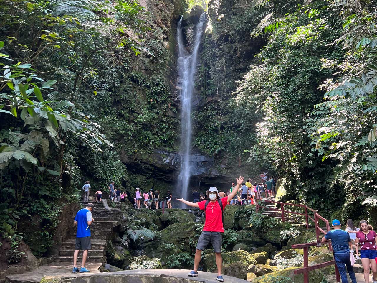 Turista-en-la-catarata-de-ahuashiyacu