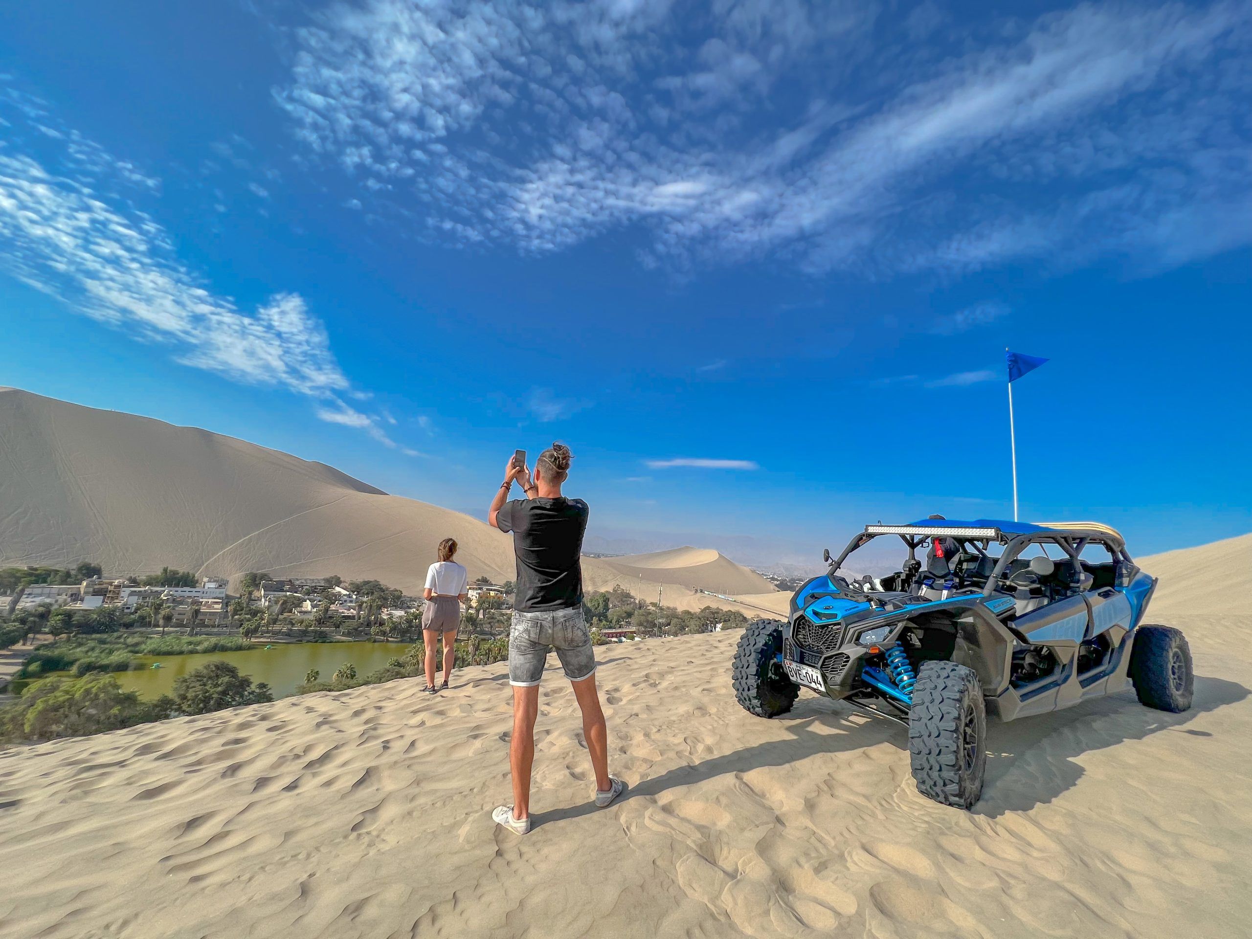 Turistas en Huacachina con utv can am o polaris
