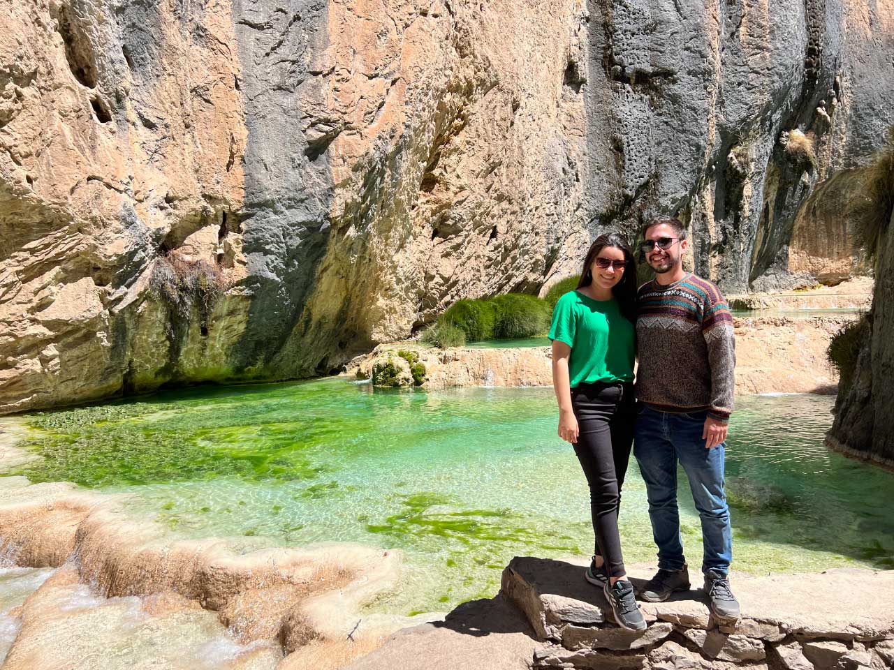 Turistas-en-Millpu-Aguas-Turquesas