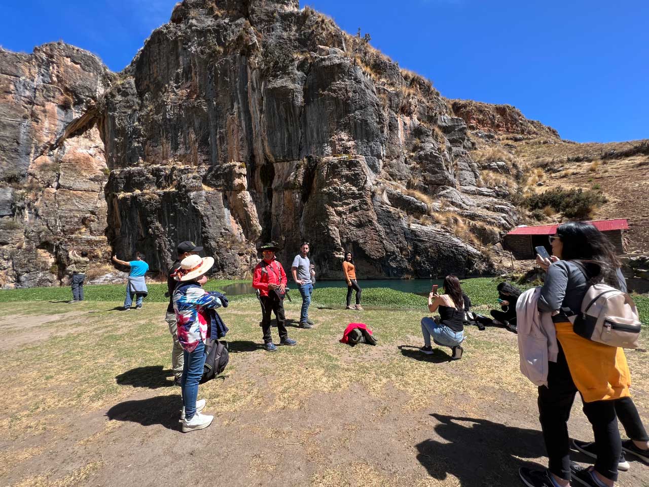 Turistas-en-la-naciente-de-millpu