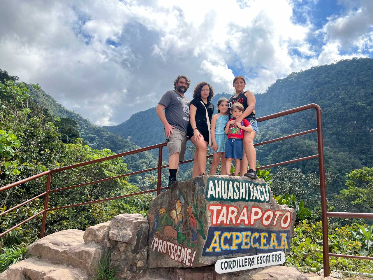 turistas-en-el-mirador-de-ahuashiyacu