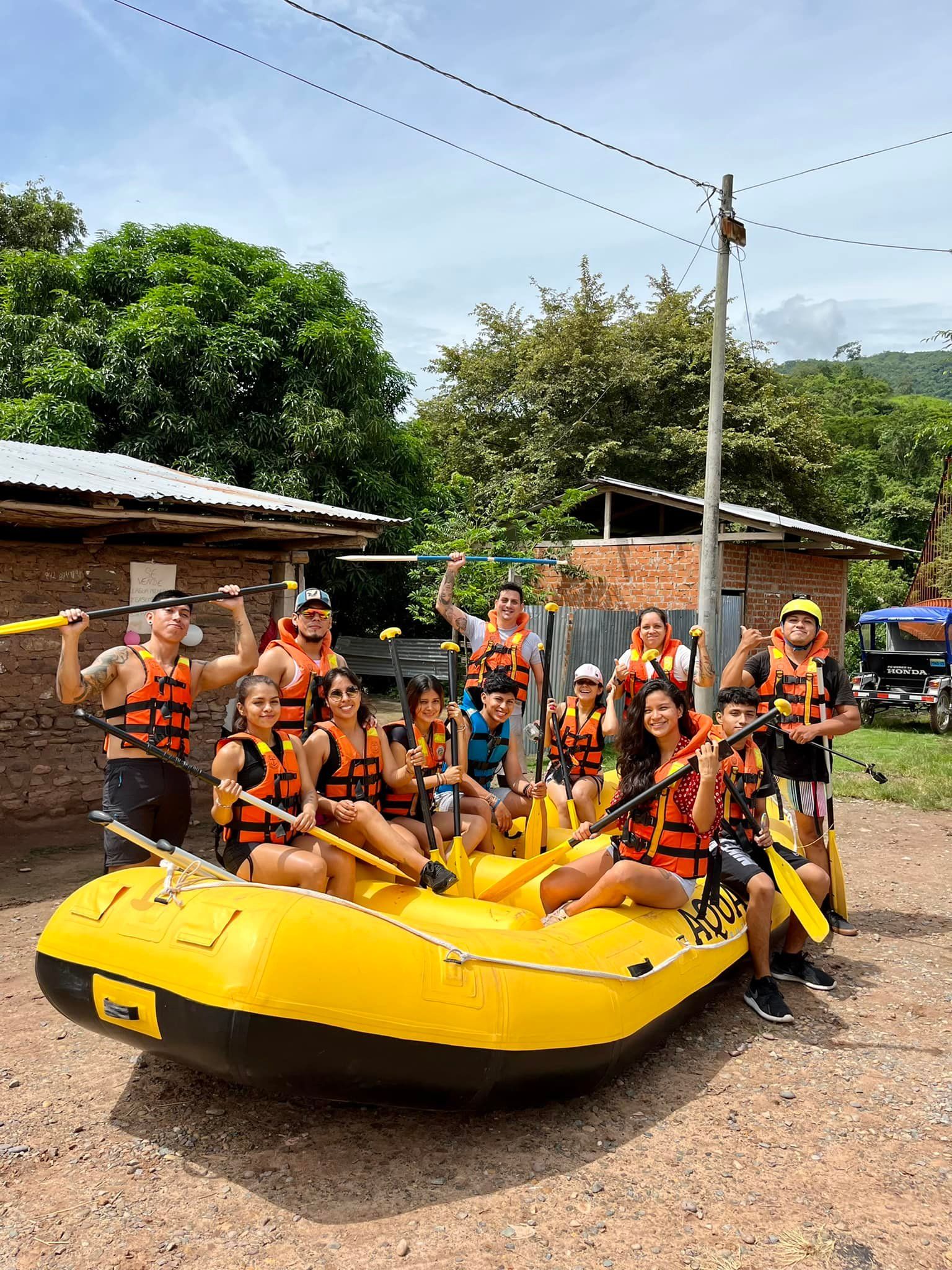 alistando el bote del canotaje