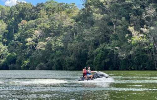 Moto-acuatica-en-la-laguna-azul