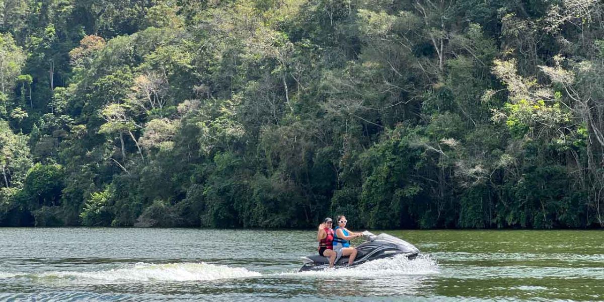 Moto-acuatica-en-la-laguna-azul