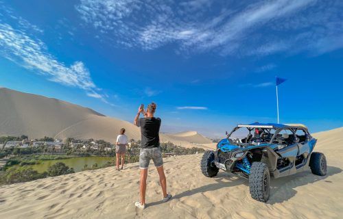 Turistas en Huacachina con utv can am o polaris