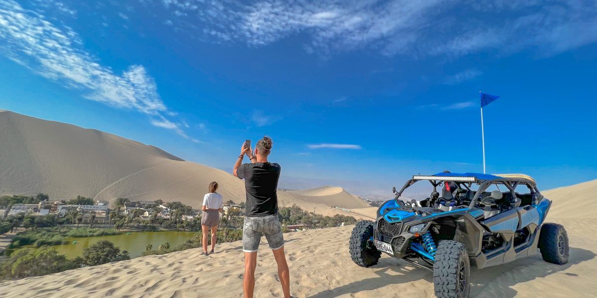 Turistas en Huacachina con utv can am o polaris